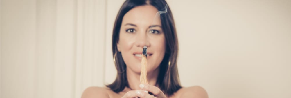 Psicoterapeuta transpersonale con palo santo