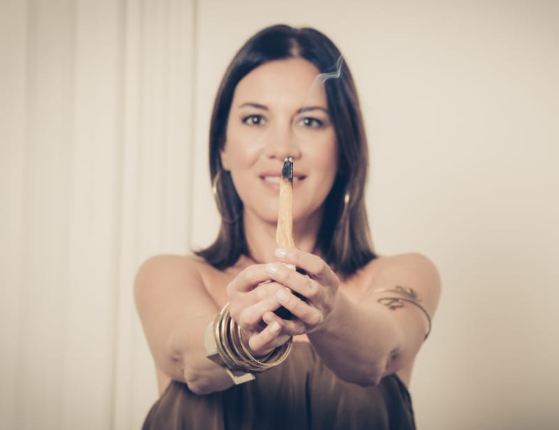 Psicoterapeuta transpersonale che defuma con palo santo